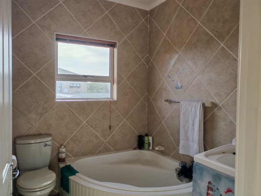 5 Bedroom Property for Sale in Cannon Rocks Eastern Cape